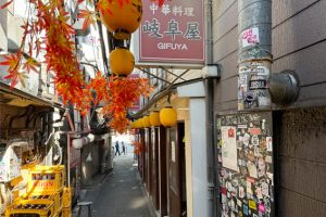 【新宿】「岐阜屋」思い出横丁の町中華の名店で朝から中華でがっつり飲みを楽しむ！